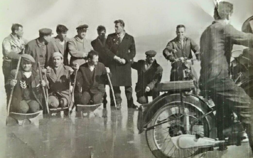 Geçmişin Geleneği Olan Buz Atlarıyla Modern Çağın Motosikletinin Aynı Karede Buluştuğu Bir Kare