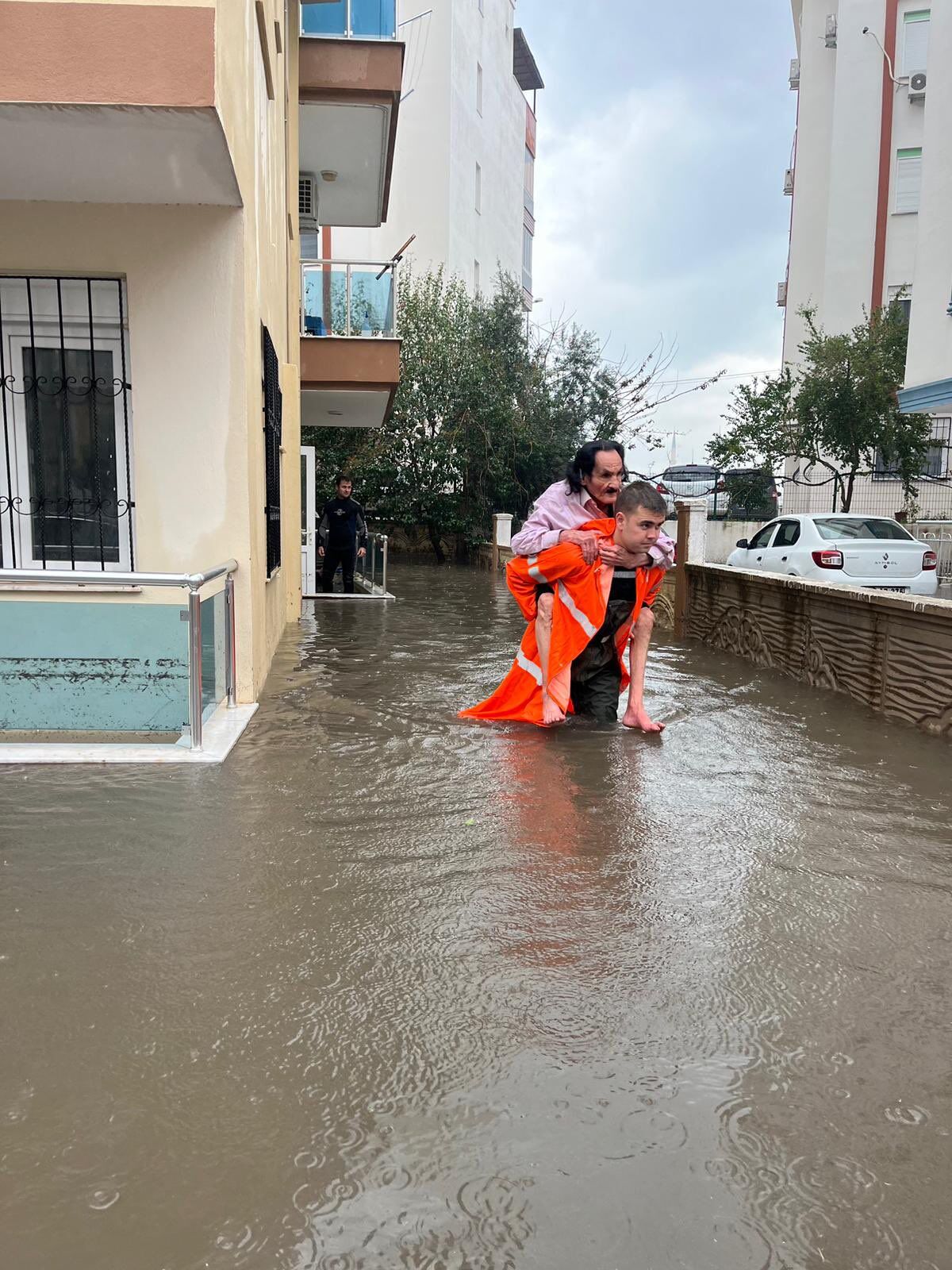 Antalya'yı Vuran Selde Vatandaşlar Evlerinde Mahsur Kaldı