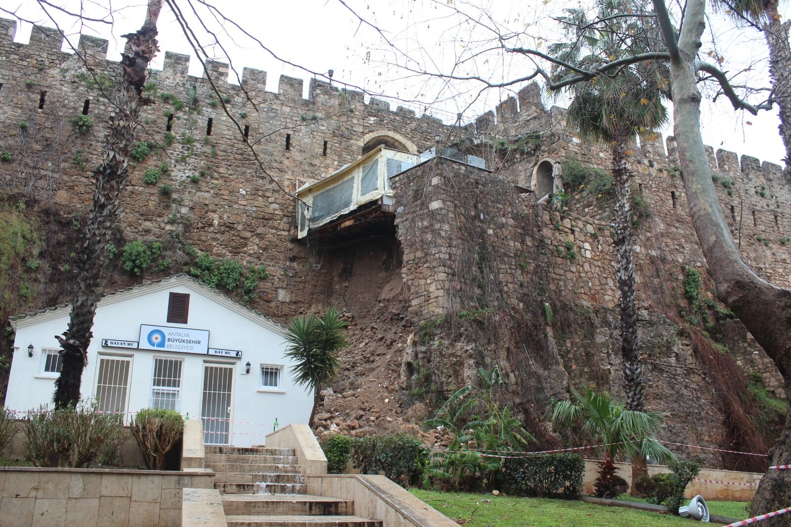 Yağış Sonrası Tarihi Surlar Çöktü Foto, (Bülent Öner)