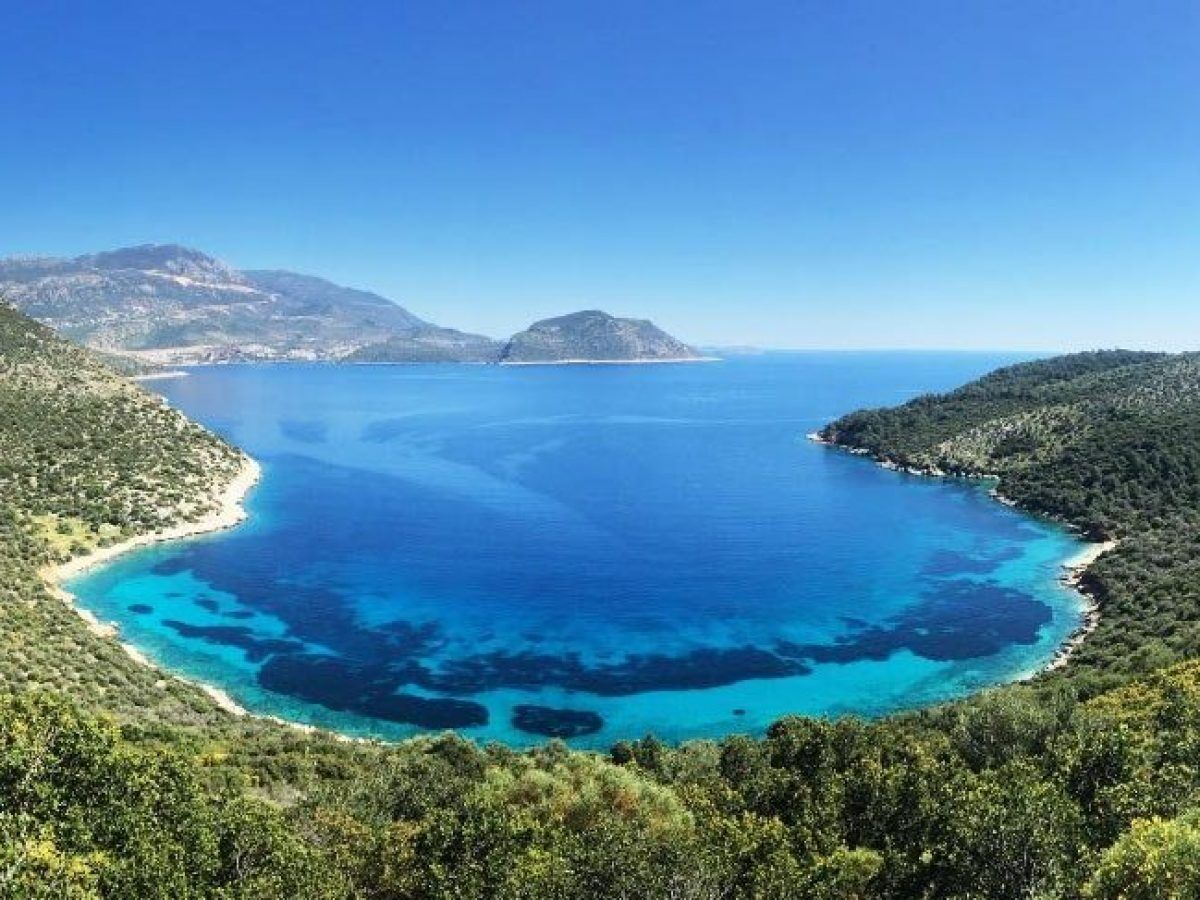 Patara Öçk Sınırları Içerisinde Yer Alan Fırnaz Koyu Da Kaçak Ve Plansız Yapılaşma Baskısı Altındaki Doğal Alanlardan Biri