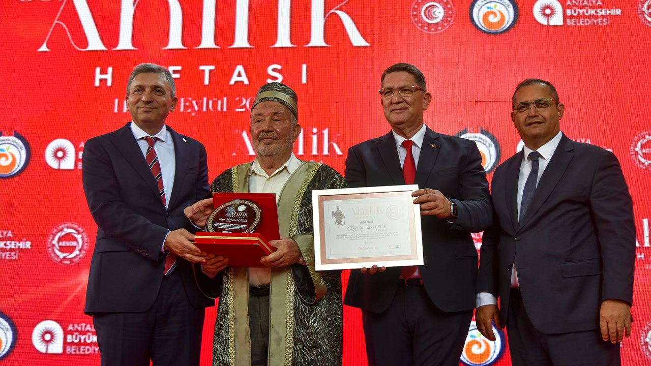 'Yılın Ahisi' Mehmet Çelik, kaftanını giydi
