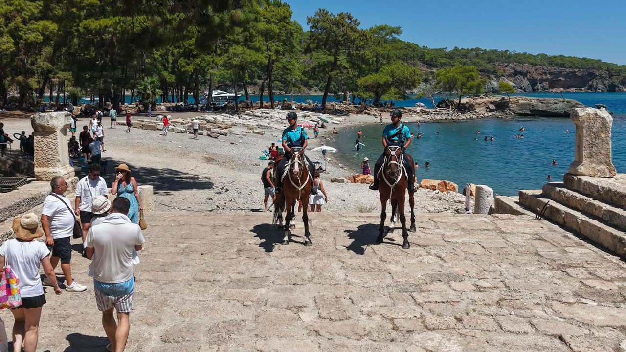 Phaselis’te atlı jandarmadan tarihi miras nöbeti