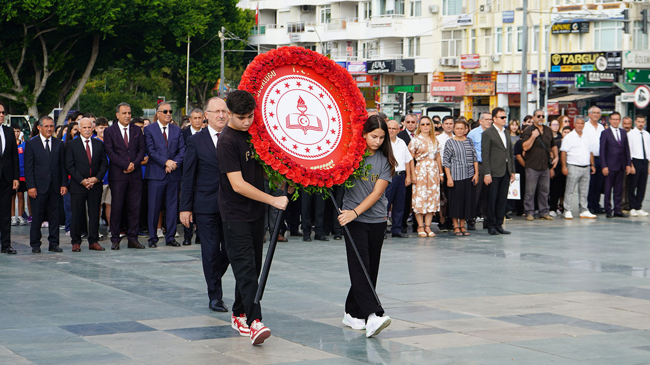 İlköğretim Haftası, çelenk sunma töreniyle başladı
