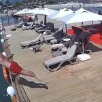 İskeleden sığ suya atlayan tatilci öldü