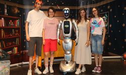 Yapay zeka destekli robot, çocuk tiyatrosunda sahneye çıktı
