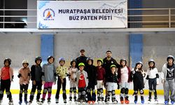 Antalya'nın kavurucu sıcağında buz pateni molası