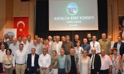 Antalya Kent Konseyi genel kurulunda, Semanur Kurt güven tazeledi.