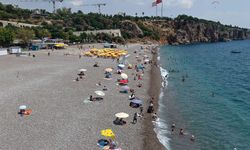 Antalya'da hava serinledi, sahiller hareketlendi