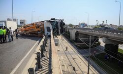 Beton pompası kamyonu üst geçitte asılı kaldı