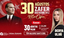 Cumhuriyet Meydanı’nda 30 Ağustos coşkusu: Derya Uluğ sahnede