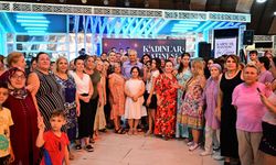 Kocagöz, kadınların matine coşkusuna ortak oldu