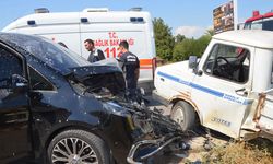 Serik'te minibüs ile kamyonet çarpıştı