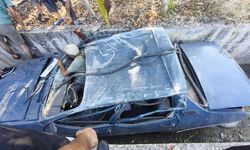 Kontrolden çıkan otomobil sulama kanalına düştü