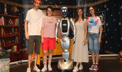 Yapay zeka destekli robot, çocuk tiyatrosunda sahneye çıktı