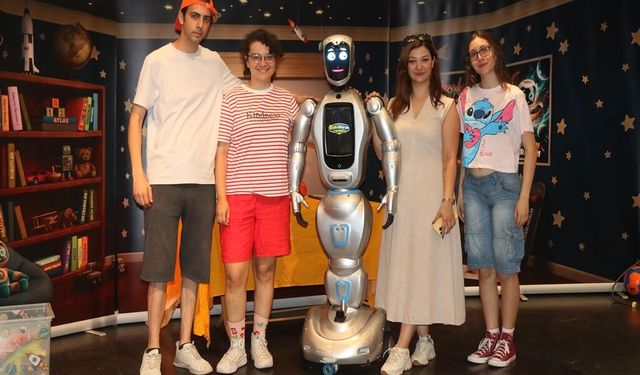 Yapay zeka destekli robot, çocuk tiyatrosunda sahneye çıktı