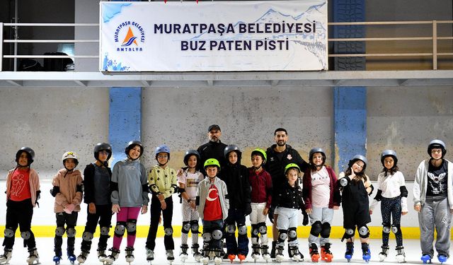 Antalya'nın kavurucu sıcağında buz pateni molası