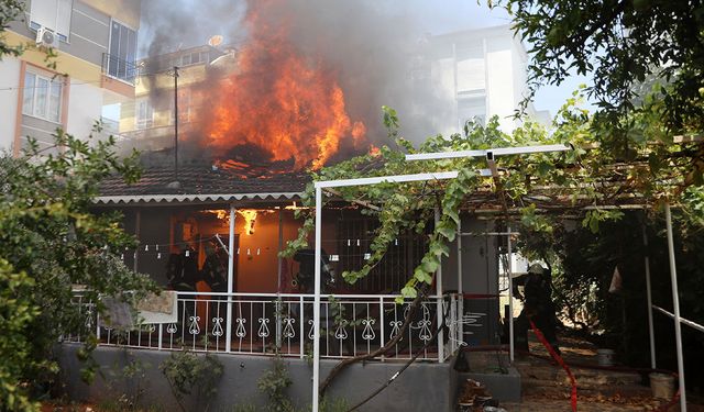 Kepez'de müstakil ev yandı