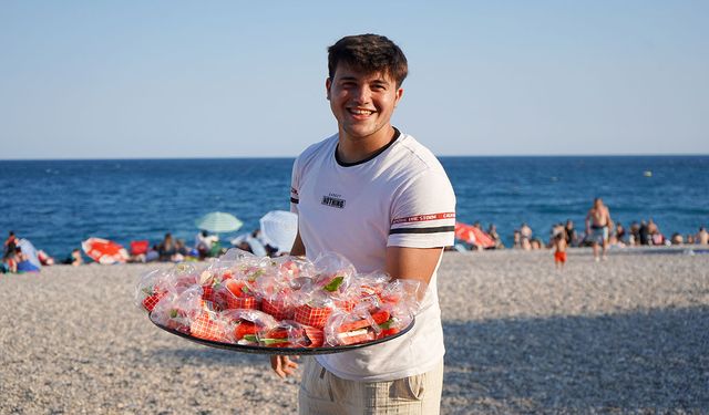 Antalya'da sıcaktan bunalana 'karpuz sandviç'