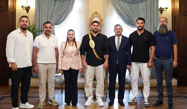 Kırkpınar Başpehlivanı Erkan Taş, Vali Şahin'le buluştu