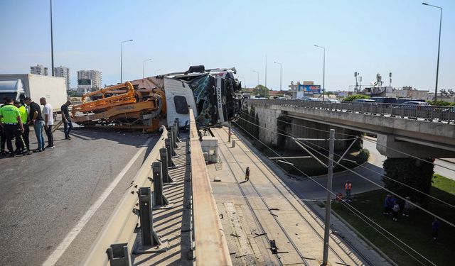 Beton pompası kamyonu üst geçitte asılı kaldı