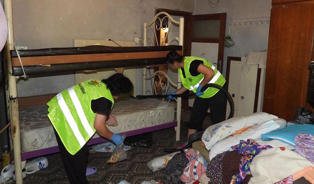 Kepez’de bir evden 5 kamyon çöp çıktı