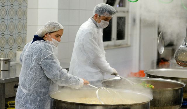 İhtiyaç sahiplerine her gün sıcak yemek