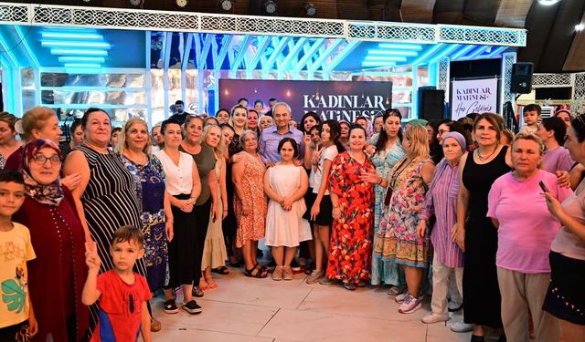 Kocagöz, kadınların matine coşkusuna ortak oldu