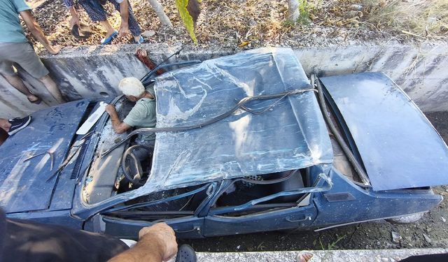 Kontrolden çıkan otomobil sulama kanalına düştü
