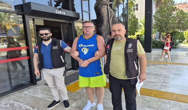 Türk bayrağına tüküren İngiliz turist tutuklandı
