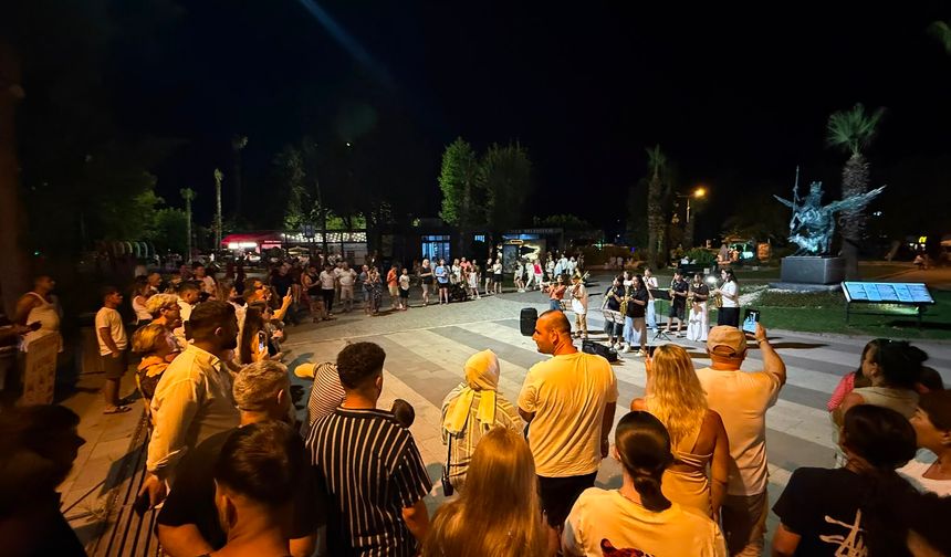Geleceğin müzisyenleri Kemer gecelerini hareketlendirdi