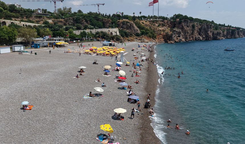 Antalya'da hava serinledi, sahiller hareketlendi