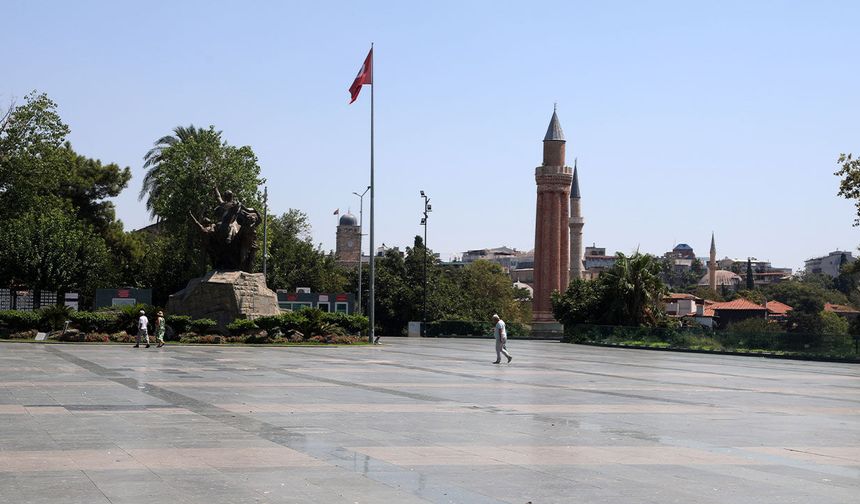 Antalya sıcaktan kavruldu, kent merkezi boş kaldı